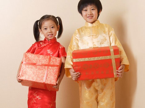 Hochzeit - What Gifts To Give At A Traditional Chinese Wedding? - China Culture