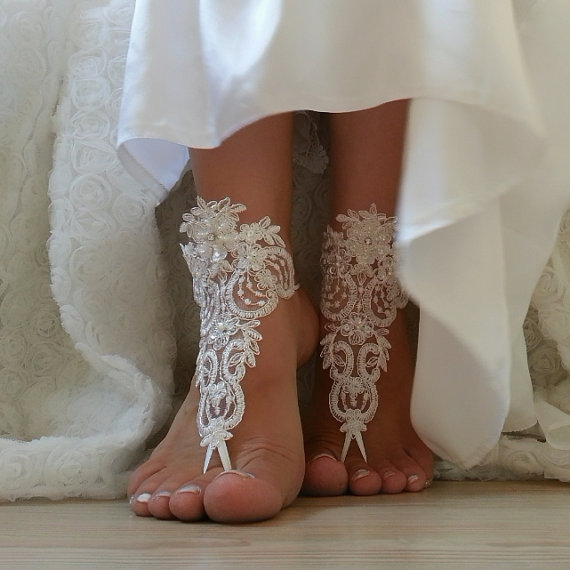 Mariage - Free Ship ivory bridal bangle, sandals, beach wedding barefoot sandals, wedding bangles, anklets, bridal, wedding
