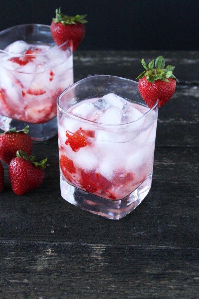 Hochzeit - Strawberries & Cream Cocktail