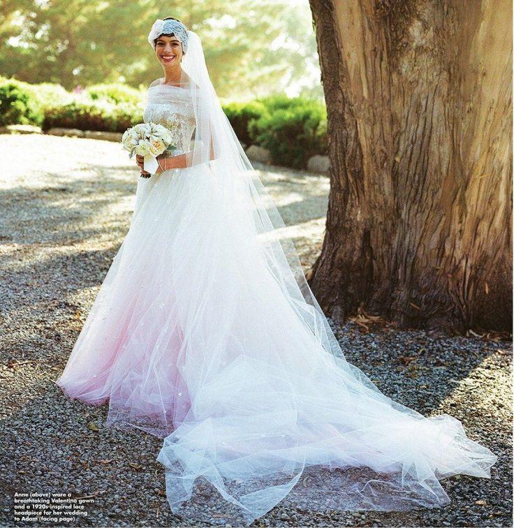 Hochzeit - Finally, A Non-Grainy Photo Of Anne Hathaway's Valentino Wedding Dress!