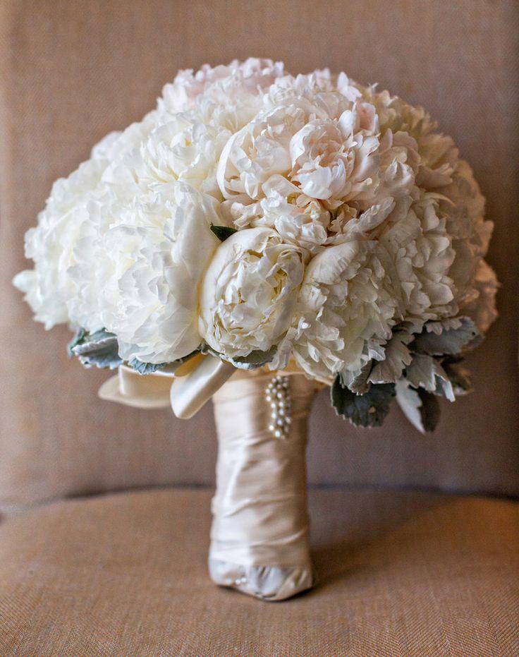 Свадьба - 11 White Wedding Bouquets That Are Simply Perfect