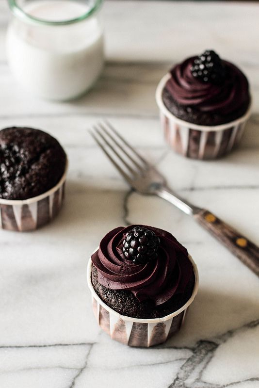 زفاف - Chocolate Blackberry Cupcakes
