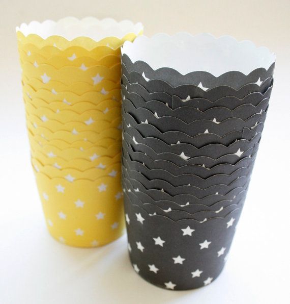 زفاف - White Stars On Yellow Nut Or Portion Paper Baking Cups With Scalloped Tops - Set Of 24