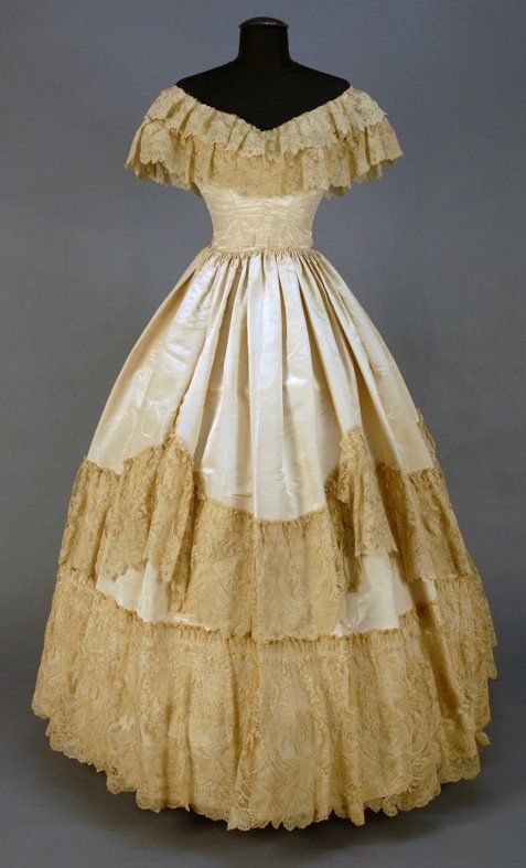Mariage - MOIRE SILK WEDDING GOWN, 1855-1860. : Lot 702