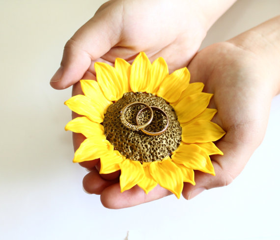 Свадьба - Yellow Sunflower ring Dish, holder Ring bearer, Wedding rings storage rustic wedding, wedding decoration, Wedding Gift, Sunflower ring