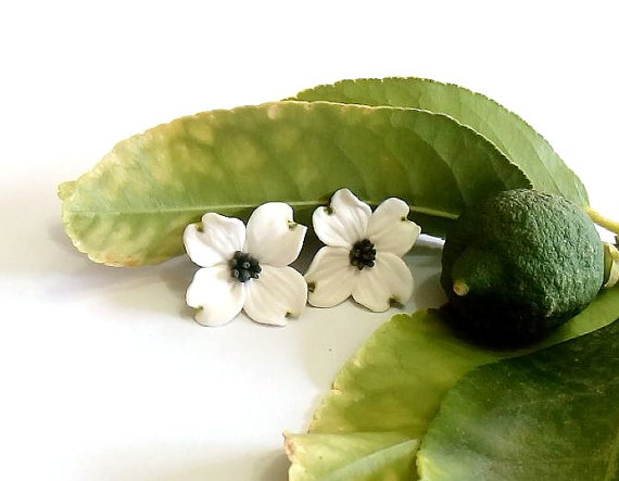زفاف - Dogwood Stud earrings - white wedding decorations, studs flower earrings, jewelry bride white, white flower