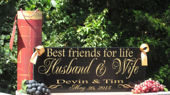 Mariage - Best Friends for Life Husband and Wife / Personalized with Names & Wedding Date / Painted Solid Wood Sign / Home Decor / Ring Bearer