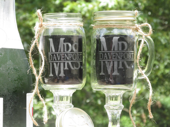 Mariage - Personalized Rustic Pair Toasting Redneck Wine Glasses / Mason Jars / Daisy Lids / Mr. Mrs. Last Name / Wedding / Now, I am Complete ©