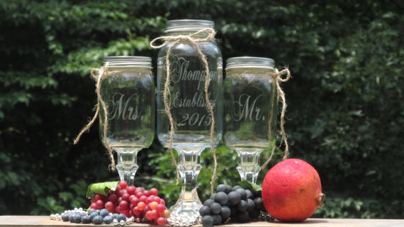 Свадьба - Unity Sand Set / Personalized / Redneck Wine Toasting Glasses / Mason Jars / Established Mr. Mrs. / Sand Ceremony / Choice of Font & Lids