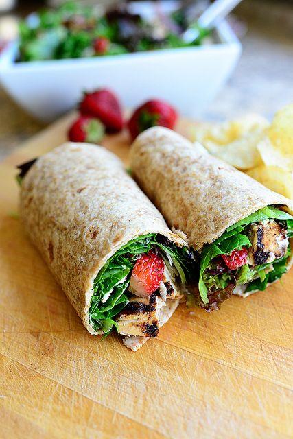 Hochzeit - Grilled Chicken & Strawberry Salad Wrap
