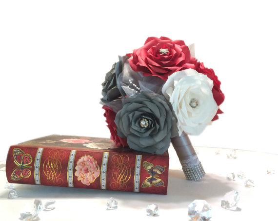 زفاف - Bouquets in red, grey and white paper Roses, Wedding party bouquets in colors of your choice, Handmade paper flower bouquets