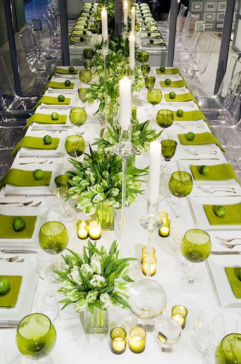 زفاف - Lime Green Linens And Glassware Punctuate A Crisp White Tabletop Lined With Green And White Blooms.