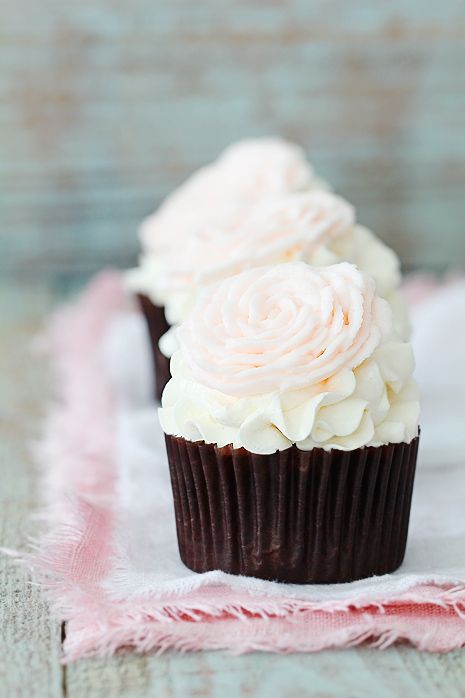 Hochzeit - Valentine’s Rose Cupcakes