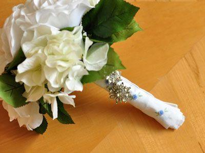 Свадьба - How To Wrap Your Bouquet With A Wedding Handkerchief