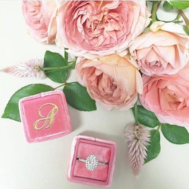 Hochzeit - Bridal Musings On Instagram: “A Is For... A SERIOUS SPARKLER! Even The Prettiest Rings Look Even More Beautiful In A @the_mrs_box Heirloom Box, Don't You Think? Photo By…”