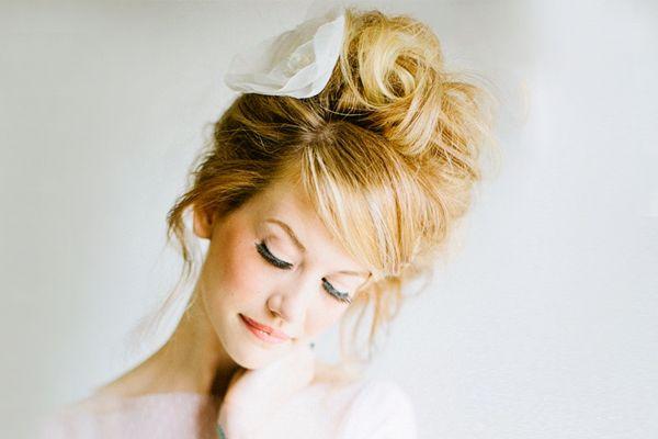Hochzeit - 24 Airy And Loose Natural Bridal Hairstyles