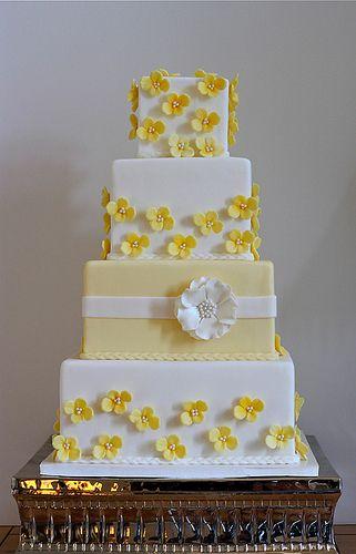 Mariage - Photo: Pale Yellow Hydrangea Wedding Cake 