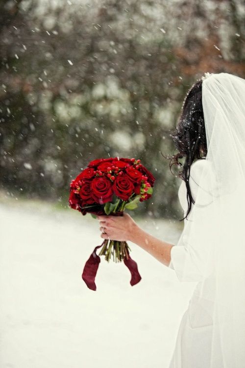 Свадьба - Wednesday Wedding Inspiration: Red & Warm Christmas