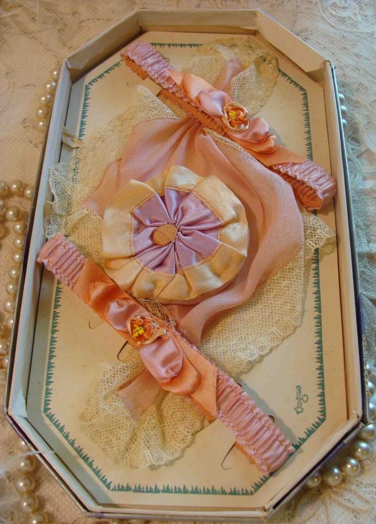 زفاف - TREASURY ITEM Circa 1920s Exquisite Never Used Power Puff Pink Garters And Matching Hanky Adorned With Lace Still In Its Original Gift Box
