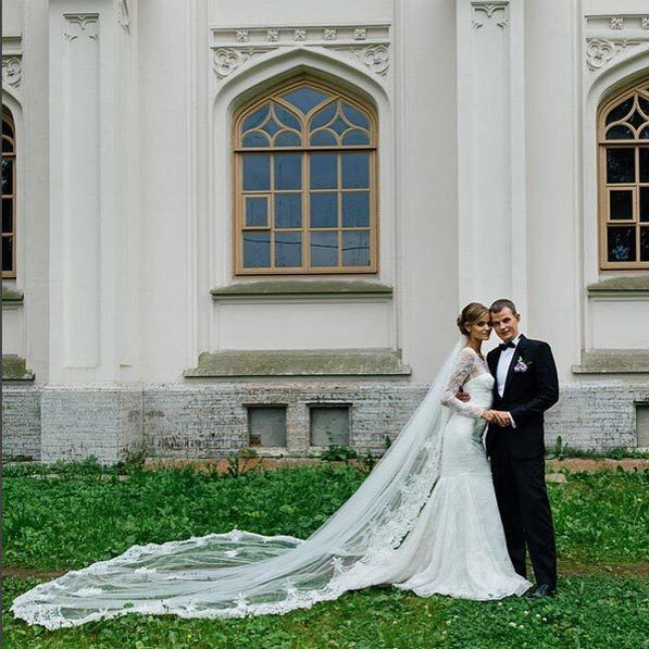 Hochzeit - Victoria's Secret Model Kate Grigorieva Marries In Zac Posen Gown