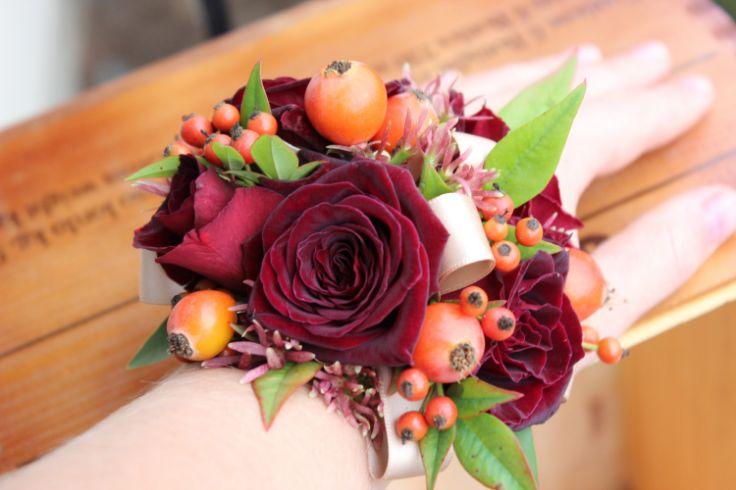 Hochzeit - Modern Wrist Corsages For Weddings And Special Occasions