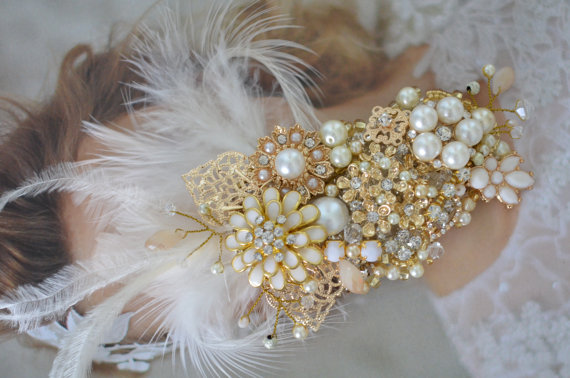 زفاف - READY TO SHIP, Bridal Gold Heirloom hair accessory, Bridal hair clip, Pearl and Rhinestones, Crystals, Feather fascinator, Bridal headpiece