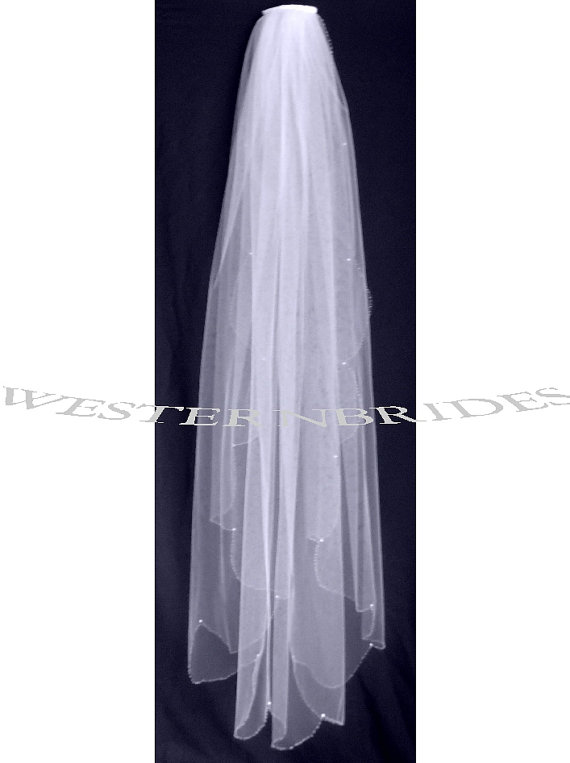 زفاف - Beaded scalloped edge Bridal Wedding  veil Ivory  or white or off white Fingertip length with comb