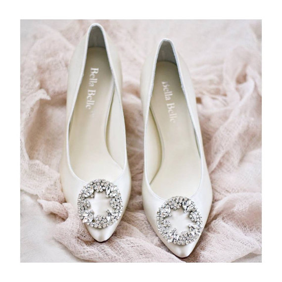 Свадьба - Wedding Shoes low heels with Vintage Oval Crystal Rhinestone Brooches Ivory or White Bridal Shoes