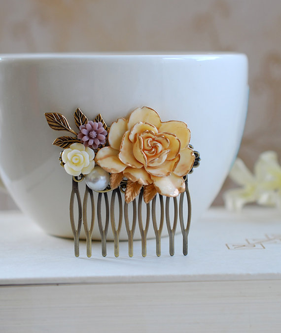 Mariage - Ivory Rose Hair Comb. Cream Rose Gold Petals Pearl Leaf Mavue Daisy Flower Collage Hair Comb. Wedding Bridal, Shabby Chic, Filigree Comb