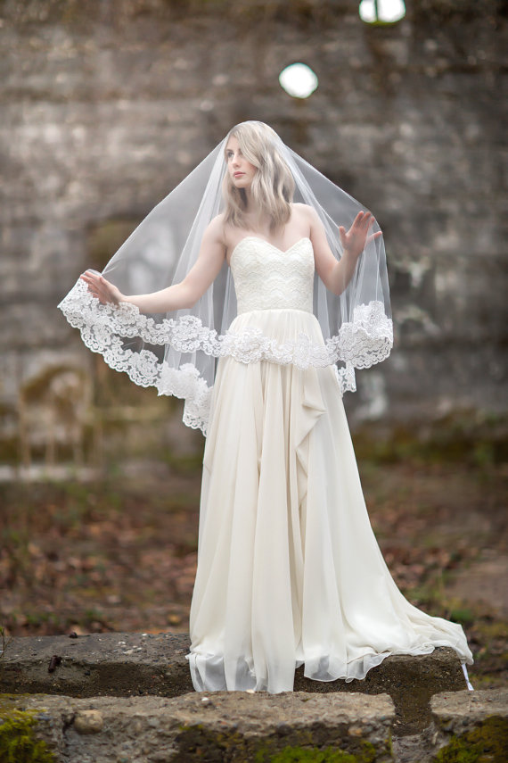Mariage - Bridal Veil, Traditional Veil,  Lace Edge Wedding Veil, Wedding Hair Accessory, Long Veil