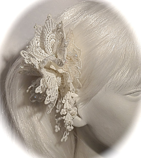 Свадьба - Lace Bridal Hairpiece Victorian White Lace Hair Comb