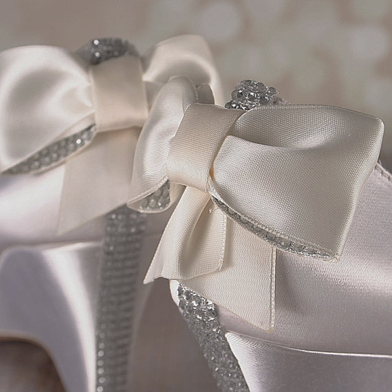 زفاف - Ivory Wedge Wedding Shoes / Bridal Heels Wedge / Bling Bow / Crystal Heel