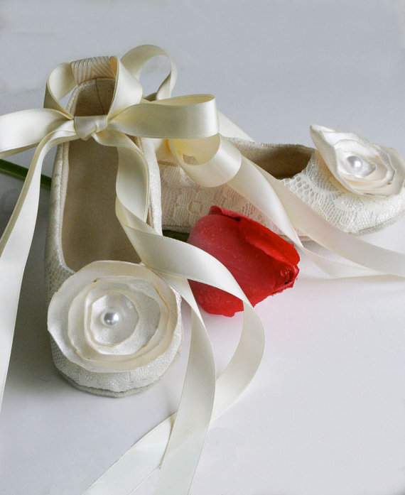 زفاف - Ivory Lace Baby Shoe - Toddler Flower Girl Ballet Slipper - 23 colors - Wedding Shoes - Girls Ballet Slipper - Baby Souls Baby Shoes