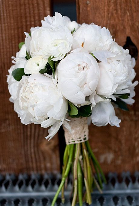 Hochzeit - Classic White Peony Wedding Bouquet