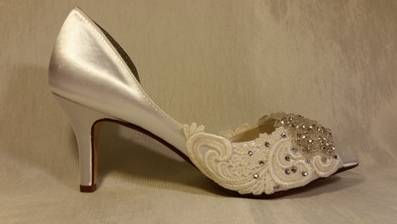 زفاف - Low Heel Wedding shoes .. Embroidered Lace Bridal shoes .. Comfy wedding shoes .. Ivory satin wedding shoes .. FREE Shipping within the USA