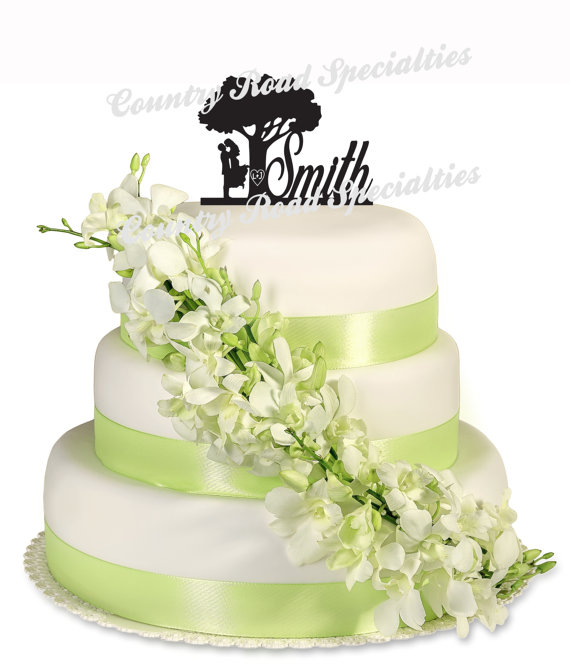 زفاف - Kissng Couple Carved LettersTree Silhouette Surname Wedding Cake Topper