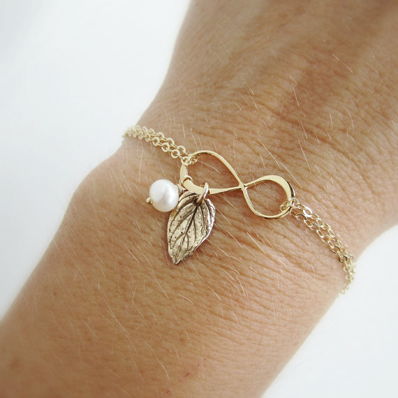 زفاف - Gold mothers bracelet, infinity bracelet, leaf bracelet, Mother of the Bride, Mother of the Groom, pearl bracelet, gold jewelry for Mom