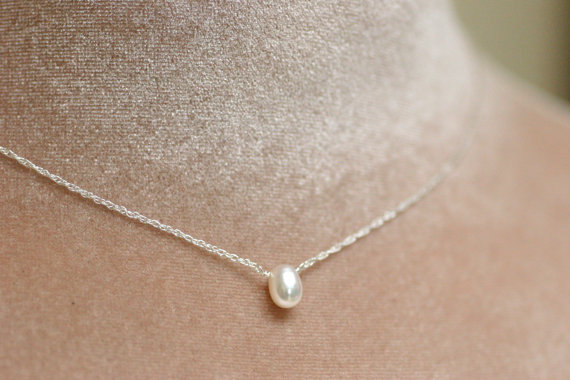Mariage - Single pearl necklace, pearl bridesmaid necklace, petite pearl necklace bridesmaid, June birthstone jewelry - Natalie