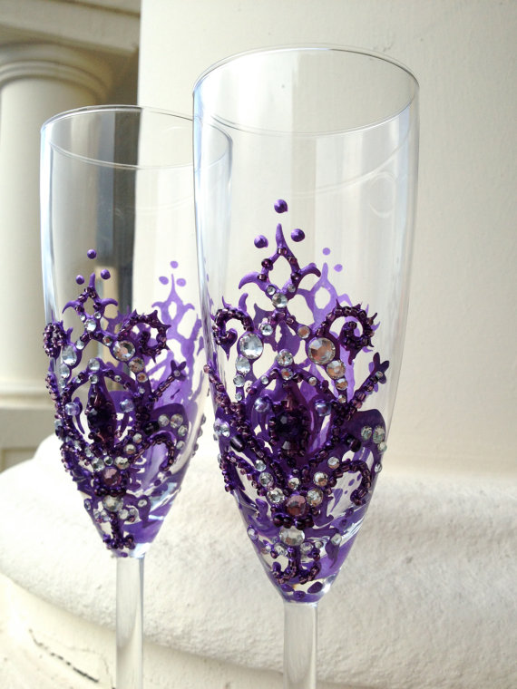 زفاف - Wedding champagne glasses with a fleur-de-lis decoration in purple with silver crystals, bridesmaids toasting flutes