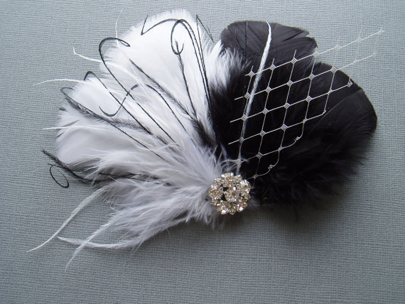 Свадьба - Feather Wedding Hair Clip, Bridal hair accessories, BLACK and WHITE Fascinator, brides hair, bridal shower, bridesmaid hair piece