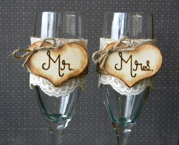 Mariage - Mr. & Mrs. Glasses Champagne Flutes Rustic Woodland Shabby Chic Burlap and Lace