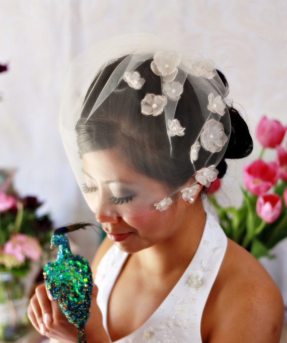 زفاف - Hydrangea Blossoms Kissing Bridal Illusion Tulle Veil (Sheer) - 14 inch