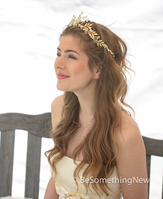 زفاف - Gold Wedding Crown Woodland Queen Wedding Headpiece Leaves Flowers and Pearls, Wedding Hair, Metal Wedding Hair Accessory, Gold Bridal Tiara