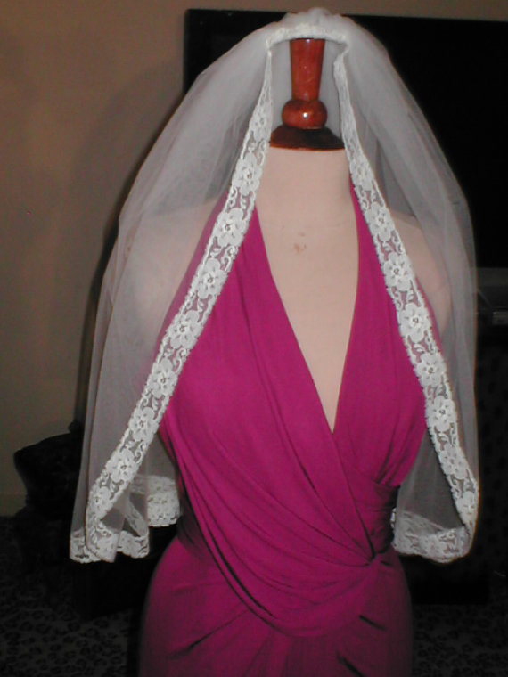 Hochzeit - Vintage light IVORY Lace edged Bridal Veil
