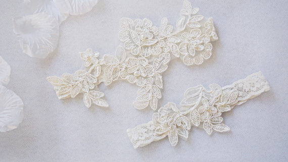 Mariage - Off White Lace Garter Set With Priority Shipping
