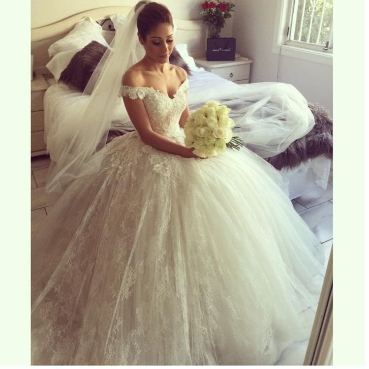 Mariage - New Arrival Layers Wedding Dresses Spring 2015 Cheap Off Shoulder Chapel Train Ball Gowns Bridal Dresses Custom Made Ivory Lace Applique Online with $135.29/Piece on Hjklp88's Store 