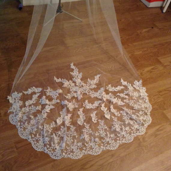 Свадьба - Beautiful high quality bridal veil. Cathedral lenght lace veil at the edge