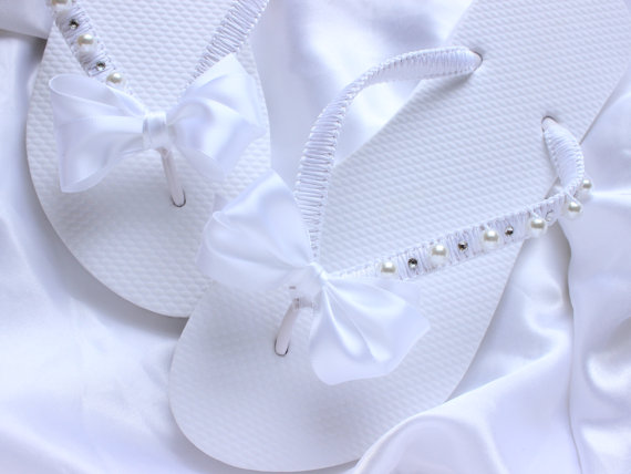 Hochzeit - White Bridal Sandals, white bridal flip flop, white wedding flip flops, white bridal shoes, white wedding shoes, white bride flip flops