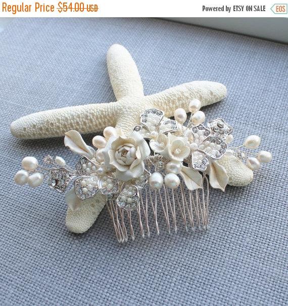 Hochzeit - Pearl Flower Bridal Comb, AMY Bridal hair comb, Wedding hair accessories, Bridal Headpieces, Rhinestone hair comb bridal