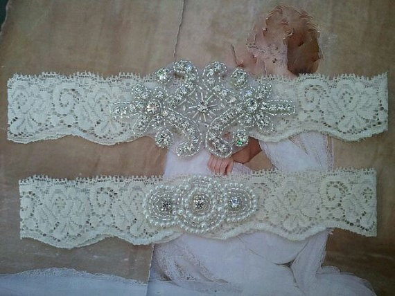 زفاف - SALE - Wedding Garter, Bridal Garter, Garter Set - Crystal Rhinestone & Pearls on a Ivory Lace - Style G2300